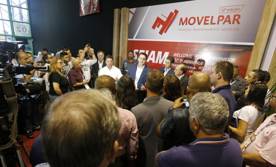 O governador Carlos Massa Ratinho Junior esteve nesta quarta-feira (20) na 12ª edição da Movelpar– Feira de Móveis do Paraná, em Arapongas, Norte do Estado, e destacou a importância da indústria moveleira para a economia paranaense. - Arapongas, 20/03/2019 - Foto: Arnaldo Alves/ANPr