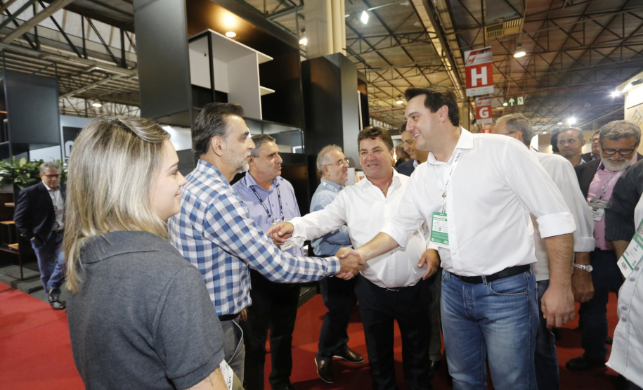 O governador Carlos Massa Ratinho Junior esteve nesta quarta-feira (20) na 12ª edição da Movelpar? Feira de Móveis do Paraná, em Arapongas, Norte do Estado, e destacou a importância da indústria moveleira para a economia paranaense. - Arapongas, 20/03/2019 - Foto: Arnaldo Alves/ANPr