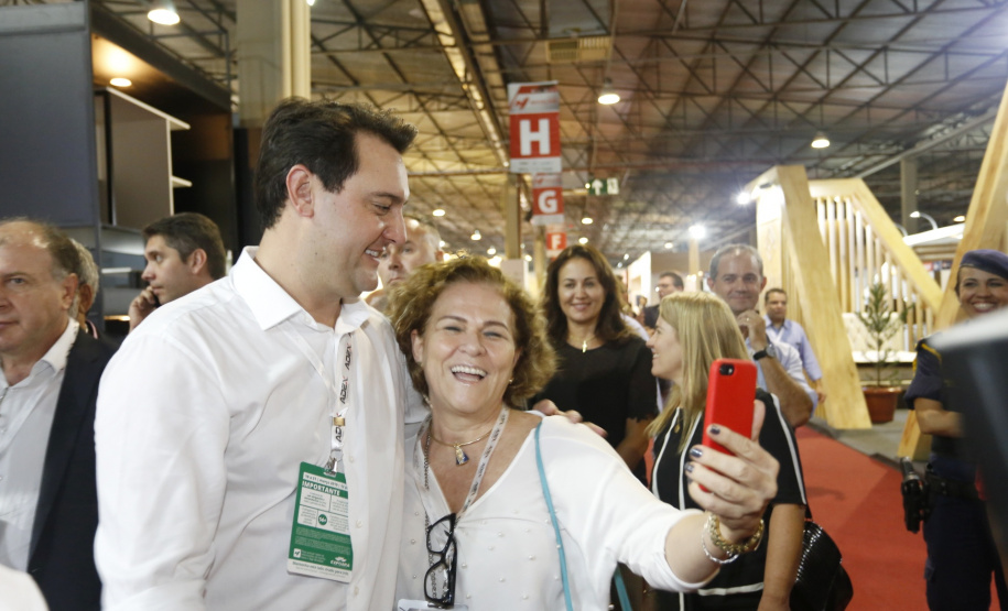 O governador Carlos Massa Ratinho Junior esteve nesta quarta-feira (20) na 12ª edição da Movelpar? Feira de Móveis do Paraná, em Arapongas, Norte do Estado, e destacou a importância da indústria moveleira para a economia paranaense. - Arapongas, 20/03/2019 - Foto: Arnaldo Alves/ANPr