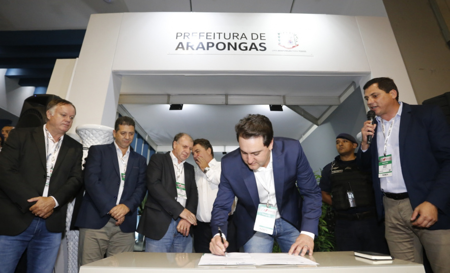 O Governo do Paraná vai destinar R$ 1,1 milhão para a Prefeitura de Arapongas reformar quadras poliesportivas em duas escolas municipais: Antônio Grassano Junior, no Jardim Alto da Boa Vista, e Papa João Paulo II, no Jardim Petrópolis