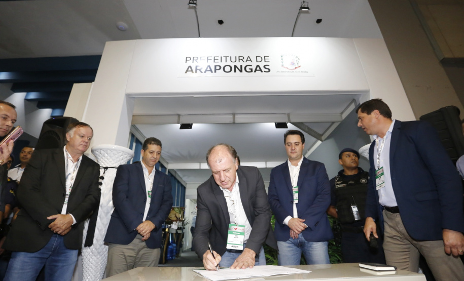 O Governo do Paraná vai destinar R$ 1,1 milhão para a Prefeitura de Arapongas reformar quadras poliesportivas em duas escolas municipais: Antônio Grassano Junior, no Jardim Alto da Boa Vista, e Papa João Paulo II, no Jardim Petrópolis