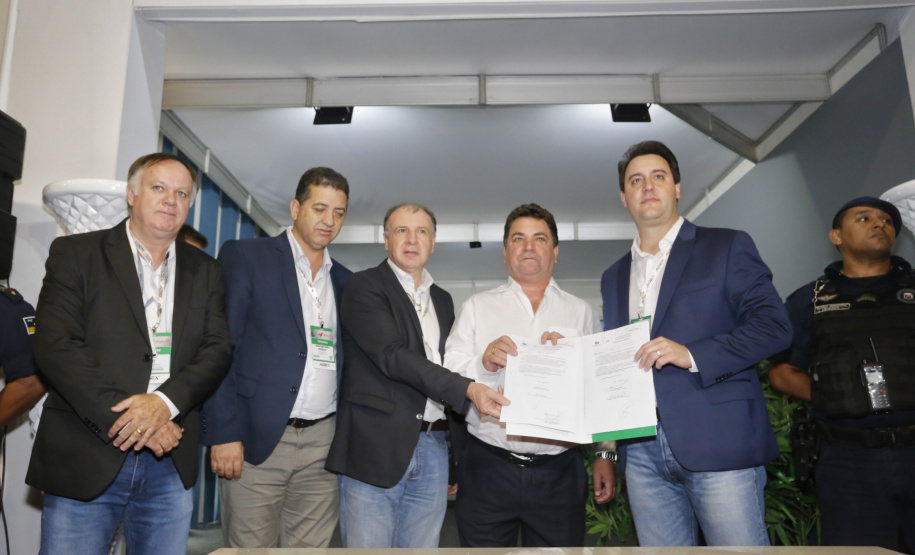 O Governo do Paraná vai destinar R$ 1,1 milhão para a Prefeitura de Arapongas reformar quadras poliesportivas em duas escolas municipais: Antônio Grassano Junior, no Jardim Alto da Boa Vista, e Papa João Paulo II, no Jardim Petrópolis