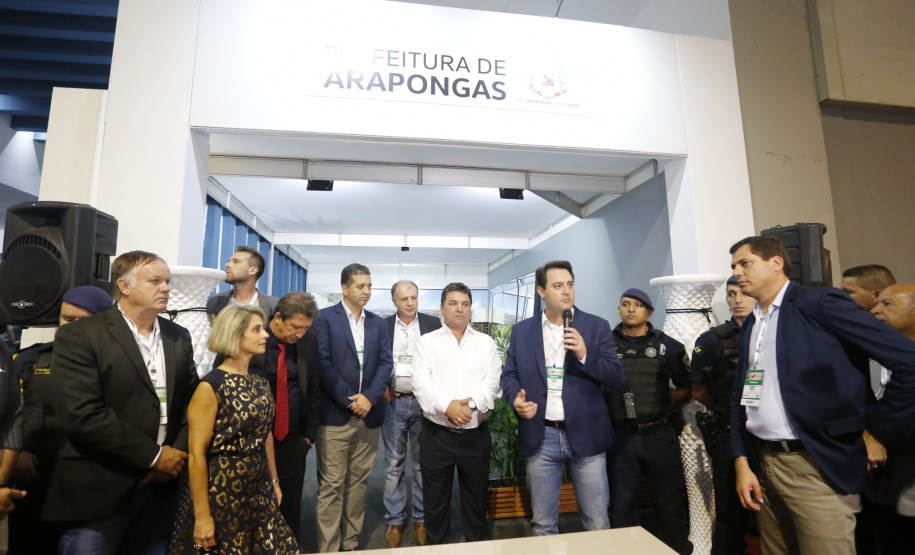 O Governo do Paraná vai destinar R$ 1,1 milhão para a Prefeitura de Arapongas reformar quadras poliesportivas em duas escolas municipais: Antônio Grassano Junior, no Jardim Alto da Boa Vista, e Papa João Paulo II, no Jardim Petrópolis
