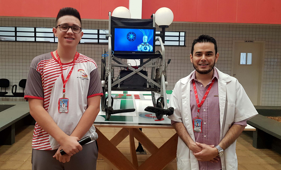 Uma cadeira de rodas conectada a um software que responde a comandos de voz. Esse é apenas um dos projetos desenvolvidos por alunos do Centro de Estadual de Educação Profissional (Ceep) Maria Lydia Cescato Bomtempo, em Assaí, município de cerca de 16 mil habitantes localizado no Norte do Estado. O local oferece cursos técnicos voltados para atender a demanda do setor produtivo da região. - Foto: Divulgação CEEP Maria Lydia Cescato Bomtempo