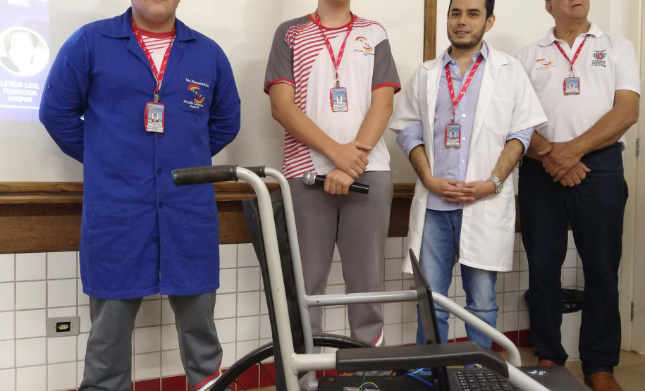 Uma cadeira de rodas conectada a um software que responde a comandos de voz. Esse é apenas um dos projetos desenvolvidos por alunos do Centro de Estadual de Educação Profissional (Ceep) Maria Lydia Cescato Bomtempo, em Assaí, município de cerca de 16 mil habitantes localizado no Norte do Estado. O local oferece cursos técnicos voltados para atender a demanda do setor produtivo da região. - Foto: Divulgação CEEP Maria Lydia Cescato Bomtempo