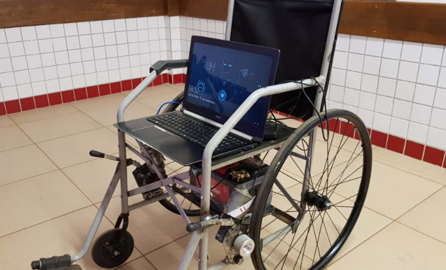 Uma cadeira de rodas conectada a um software que responde a comandos de voz. Esse é apenas um dos projetos desenvolvidos por alunos do Centro de Estadual de Educação Profissional (Ceep) Maria Lydia Cescato Bomtempo, em Assaí, município de cerca de 16 mil habitantes localizado no Norte do Estado. O local oferece cursos técnicos voltados para atender a demanda do setor produtivo da região. - Foto: Divulgação CEEP Maria Lydia Cescato Bomtempo