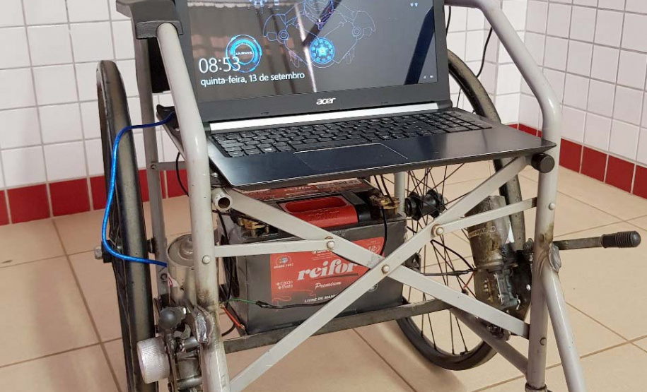 Uma cadeira de rodas conectada a um software que responde a comandos de voz. Esse é apenas um dos projetos desenvolvidos por alunos do Centro de Estadual de Educação Profissional (Ceep) Maria Lydia Cescato Bomtempo, em Assaí, município de cerca de 16 mil habitantes localizado no Norte do Estado. O local oferece cursos técnicos voltados para atender a demanda do setor produtivo da região. - Foto: Divulgação CEEP Maria Lydia Cescato Bomtempo