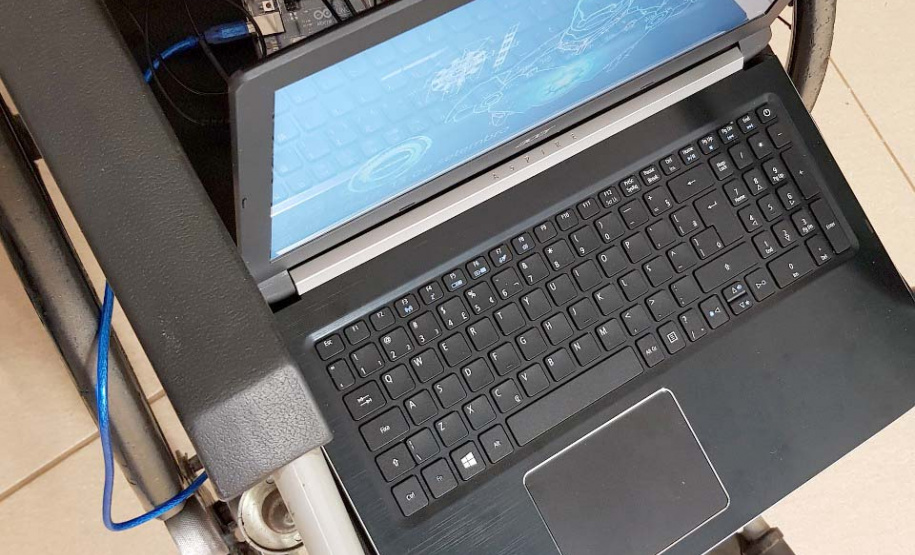 Uma cadeira de rodas conectada a um software que responde a comandos de voz. Esse é apenas um dos projetos desenvolvidos por alunos do Centro de Estadual de Educação Profissional (Ceep) Maria Lydia Cescato Bomtempo, em Assaí, município de cerca de 16 mil habitantes localizado no Norte do Estado. O local oferece cursos técnicos voltados para atender a demanda do setor produtivo da região. - Foto: Divulgação CEEP Maria Lydia Cescato Bomtempo