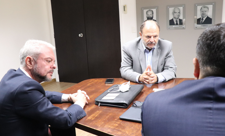 O Instituto de Tecnologia do Paraná (Tecpar) e o Serviço de Aprendizagem Nacional (Senai), firmaram nesta quinta-feira (21) um memorando de entendimentos para desenvolvimento de projetos em parceria. O diretor-presidente do Tecpar, Fabio Cammarota e o diretor regional do Senai, José Antônio Fares assinaram o memorando  -  Curitiba, 21/03/2019  -  Foto: Divulgação Tecpar
