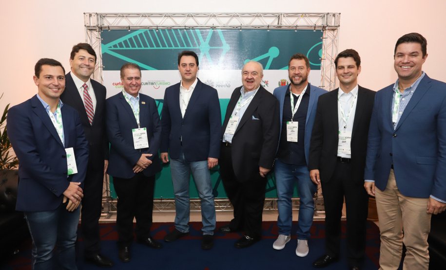 O governador Carlos Massa Ratinho Junior assinou nesta quinta-feira (21), durante o evento internacional Smart City Expo Curitiba, um projeto de lei propondo zerar a alíquota de IPVA de veículos elétricos, que hoje é de 3,5%. Ele também vai apresentar uma proposta de convênio ao Conselho Nacional de Política Fazendária (Confaz) para que o Estado também possa isentar o ICMS para a aquisição desses veículos. - Curitiba, 21/03/2019 - Foto: Rodrigo Félix Leal/ANPr