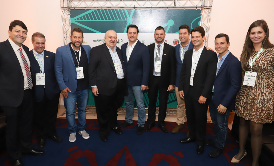 O governador Carlos Massa Ratinho Junior assinou nesta quinta-feira (21), durante o evento internacional Smart City Expo Curitiba, um projeto de lei propondo zerar a alíquota de IPVA de veículos elétricos, que hoje é de 3,5%. Ele também vai apresentar uma proposta de convênio ao Conselho Nacional de Política Fazendária (Confaz) para que o Estado também possa isentar o ICMS para a aquisição desses veículos. - Curitiba, 21/03/2019 - Foto: Rodrigo Félix Leal/ANPr