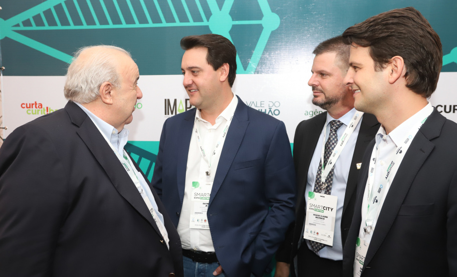 O governador Carlos Massa Ratinho Junior assinou nesta quinta-feira (21), durante o evento internacional Smart City Expo Curitiba, um projeto de lei propondo zerar a alíquota de IPVA de veículos elétricos, que hoje é de 3,5%. Ele também vai apresentar uma proposta de convênio ao Conselho Nacional de Política Fazendária (Confaz) para que o Estado também possa isentar o ICMS para a aquisição desses veículos. - Curitiba, 21/03/2019 - Foto: Rodrigo Félix Leal/ANPr