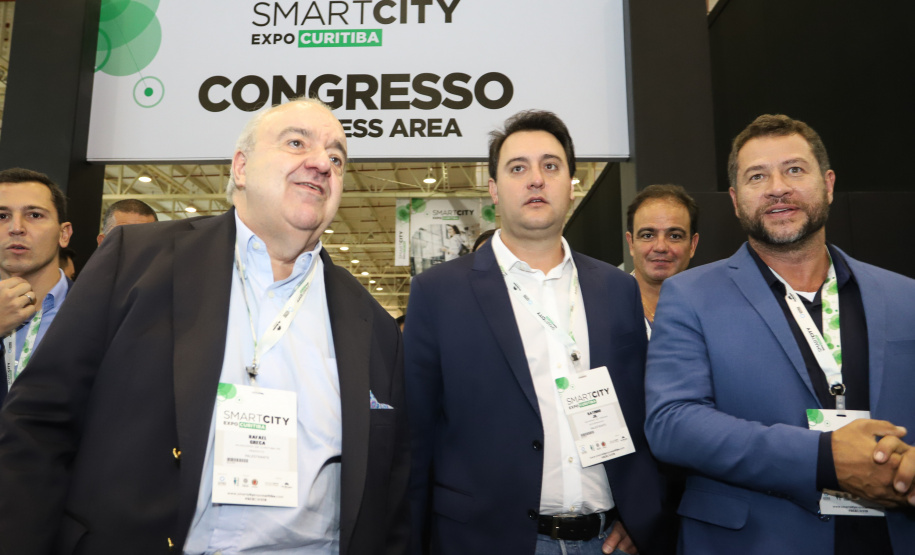 O governador Carlos Massa Ratinho Junior assinou nesta quinta-feira (21), durante o evento internacional Smart City Expo Curitiba, um projeto de lei propondo zerar a alíquota de IPVA de veículos elétricos, que hoje é de 3,5%. Ele também vai apresentar uma proposta de convênio ao Conselho Nacional de Política Fazendária (Confaz) para que o Estado também possa isentar o ICMS para a aquisição desses veículos. - Curitiba, 21/03/2019 - Foto: Rodrigo Félix Leal/ANPr