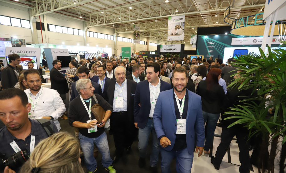 O governador Carlos Massa Ratinho Junior assinou nesta quinta-feira (21), durante o evento internacional Smart City Expo Curitiba, um projeto de lei propondo zerar a alíquota de IPVA de veículos elétricos, que hoje é de 3,5%. Ele também vai apresentar uma proposta de convênio ao Conselho Nacional de Política Fazendária (Confaz) para que o Estado também possa isentar o ICMS para a aquisição desses veículos. - Curitiba, 21/03/2019 - Foto: Rodrigo Félix Leal/ANPr