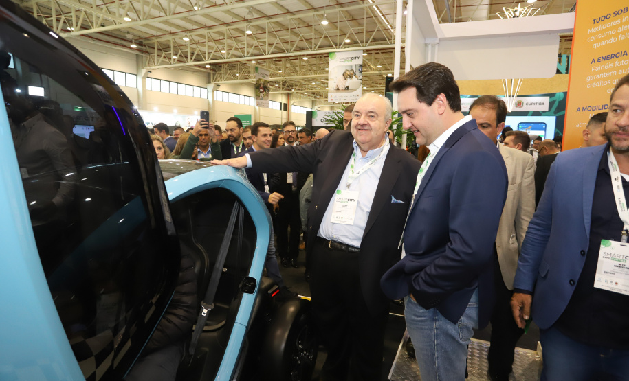 O governador Carlos Massa Ratinho Junior assinou nesta quinta-feira (21), durante o evento internacional Smart City Expo Curitiba, um projeto de lei propondo zerar a alíquota de IPVA de veículos elétricos, que hoje é de 3,5%. Ele também vai apresentar uma proposta de convênio ao Conselho Nacional de Política Fazendária (Confaz) para que o Estado também possa isentar o ICMS para a aquisição desses veículos. - Curitiba, 21/03/2019 - Foto: Rodrigo Félix Leal/ANPr