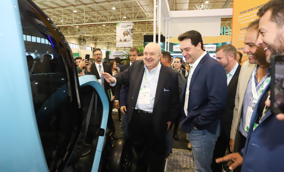 O governador Carlos Massa Ratinho Junior assinou nesta quinta-feira (21), durante o evento internacional Smart City Expo Curitiba, um projeto de lei propondo zerar a alíquota de IPVA de veículos elétricos, que hoje é de 3,5%. Ele também vai apresentar uma proposta de convênio ao Conselho Nacional de Política Fazendária (Confaz) para que o Estado também possa isentar o ICMS para a aquisição desses veículos. - Curitiba, 21/03/2019 - Foto: Rodrigo Félix Leal/ANPr