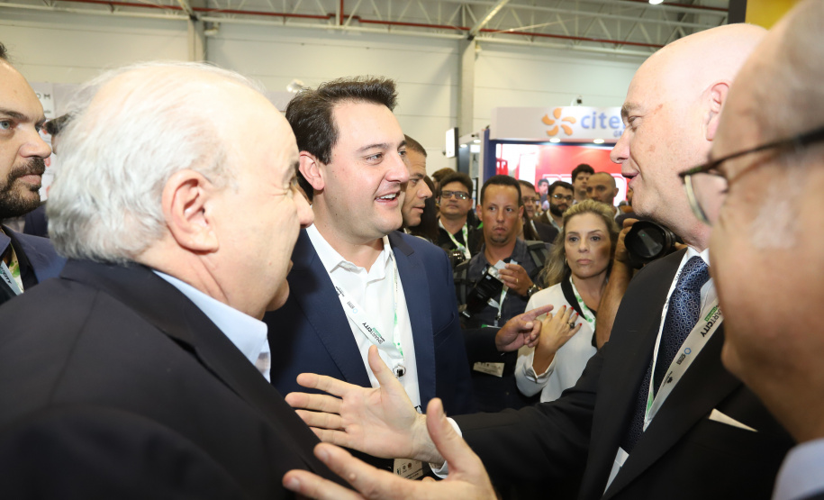 O governador Carlos Massa Ratinho Junior assinou nesta quinta-feira (21), durante o evento internacional Smart City Expo Curitiba, um projeto de lei propondo zerar a alíquota de IPVA de veículos elétricos, que hoje é de 3,5%. Ele também vai apresentar uma proposta de convênio ao Conselho Nacional de Política Fazendária (Confaz) para que o Estado também possa isentar o ICMS para a aquisição desses veículos. - Curitiba, 21/03/2019 - Foto: Rodrigo Félix Leal/ANPr