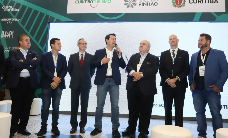 O governador Carlos Massa Ratinho Junior assinou nesta quinta-feira (21), durante o evento internacional Smart City Expo Curitiba, um projeto de lei propondo zerar a alíquota de IPVA de veículos elétricos, que hoje é de 3,5%. Ele também vai apresentar uma proposta de convênio ao Conselho Nacional de Política Fazendária (Confaz) para que o Estado também possa isentar o ICMS para a aquisição desses veículos. - Curitiba, 21/03/2019 - Foto: Rodrigo Félix Leal/ANPr