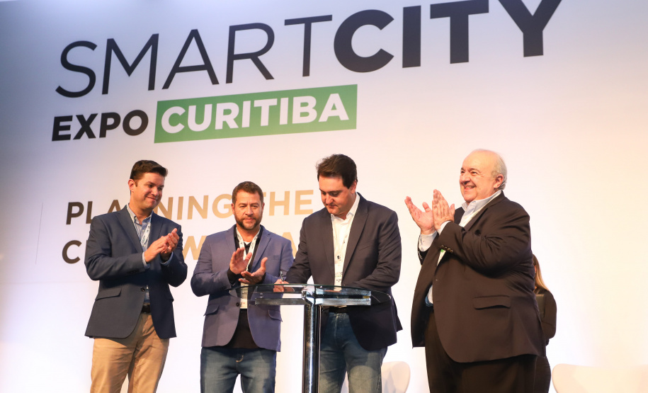 O governador Carlos Massa Ratinho Junior assinou nesta quinta-feira (21), durante o evento internacional Smart City Expo Curitiba, um projeto de lei propondo zerar a alíquota de IPVA de veículos elétricos, que hoje é de 3,5%. Ele também vai apresentar uma proposta de convênio ao Conselho Nacional de Política Fazendária (Confaz) para que o Estado também possa isentar o ICMS para a aquisição desses veículos. - Curitiba, 21/03/2019 - Foto: Rodrigo Félix Leal/ANPr