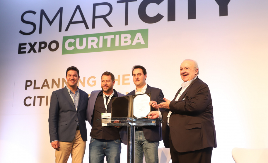 O governador Carlos Massa Ratinho Junior assinou nesta quinta-feira (21), durante o evento internacional Smart City Expo Curitiba, um projeto de lei propondo zerar a alíquota de IPVA de veículos elétricos, que hoje é de 3,5%. Ele também vai apresentar uma proposta de convênio ao Conselho Nacional de Política Fazendária (Confaz) para que o Estado também possa isentar o ICMS para a aquisição desses veículos. - Curitiba, 21/03/2019 - Foto: Rodrigo Félix Leal/ANPr