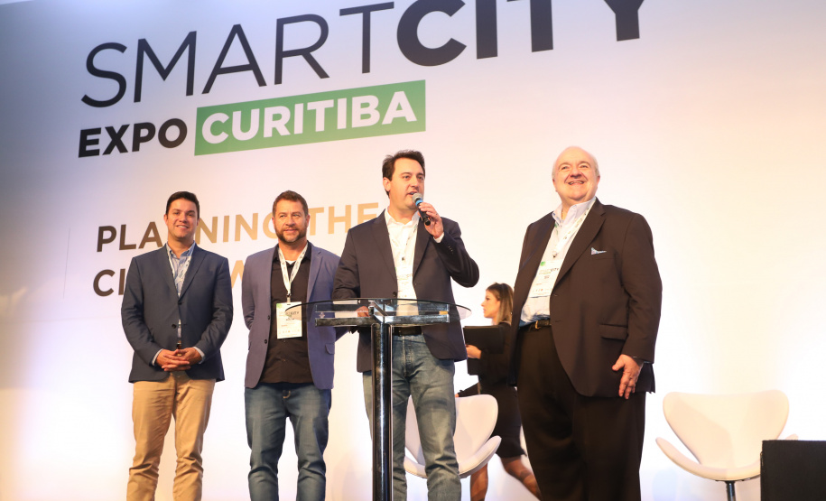 O governador Carlos Massa Ratinho Junior assinou nesta quinta-feira (21), durante o evento internacional Smart City Expo Curitiba, um projeto de lei propondo zerar a alíquota de IPVA de veículos elétricos, que hoje é de 3,5%. Ele também vai apresentar uma proposta de convênio ao Conselho Nacional de Política Fazendária (Confaz) para que o Estado também possa isentar o ICMS para a aquisição desses veículos. - Curitiba, 21/03/2019 - Foto: Rodrigo Félix Leal/ANPr