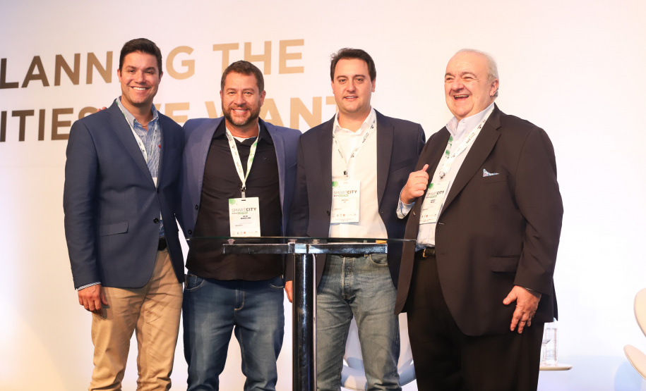 O governador Carlos Massa Ratinho Junior assinou nesta quinta-feira (21), durante o evento internacional Smart City Expo Curitiba, um projeto de lei propondo zerar a alíquota de IPVA de veículos elétricos, que hoje é de 3,5%. Ele também vai apresentar uma proposta de convênio ao Conselho Nacional de Política Fazendária (Confaz) para que o Estado também possa isentar o ICMS para a aquisição desses veículos. - Curitiba, 21/03/2019 - Foto: Rodrigo Félix Leal/ANPr