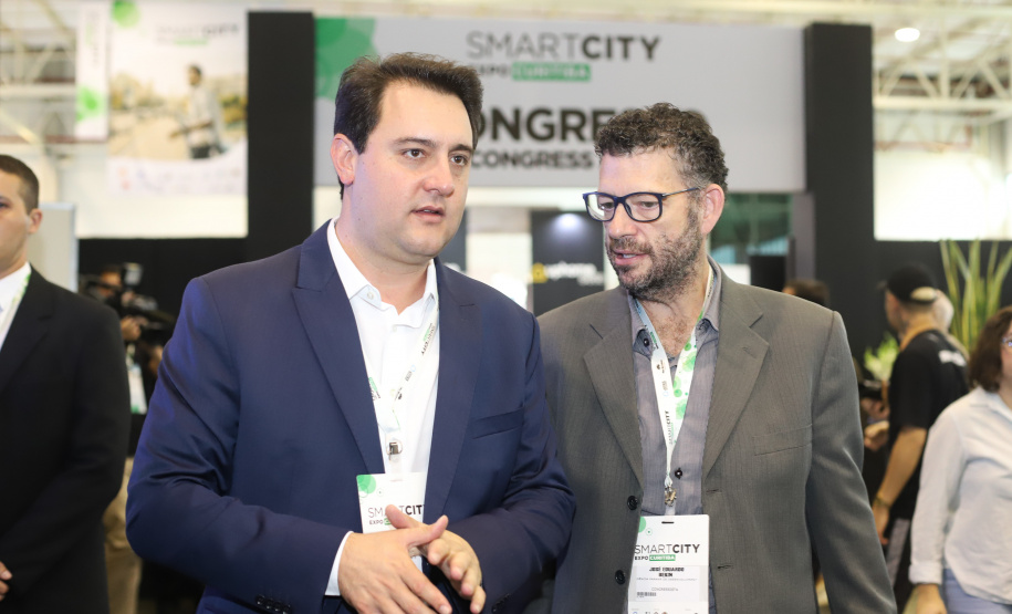 O governador Carlos Massa Ratinho Junior assinou nesta quinta-feira (21), durante o evento internacional Smart City Expo Curitiba, um projeto de lei propondo zerar a alíquota de IPVA de veículos elétricos, que hoje é de 3,5%. Ele também vai apresentar uma proposta de convênio ao Conselho Nacional de Política Fazendária (Confaz) para que o Estado também possa isentar o ICMS para a aquisição desses veículos. - Curitiba, 21/03/2019 - Foto: Rodrigo Félix Leal/ANPr