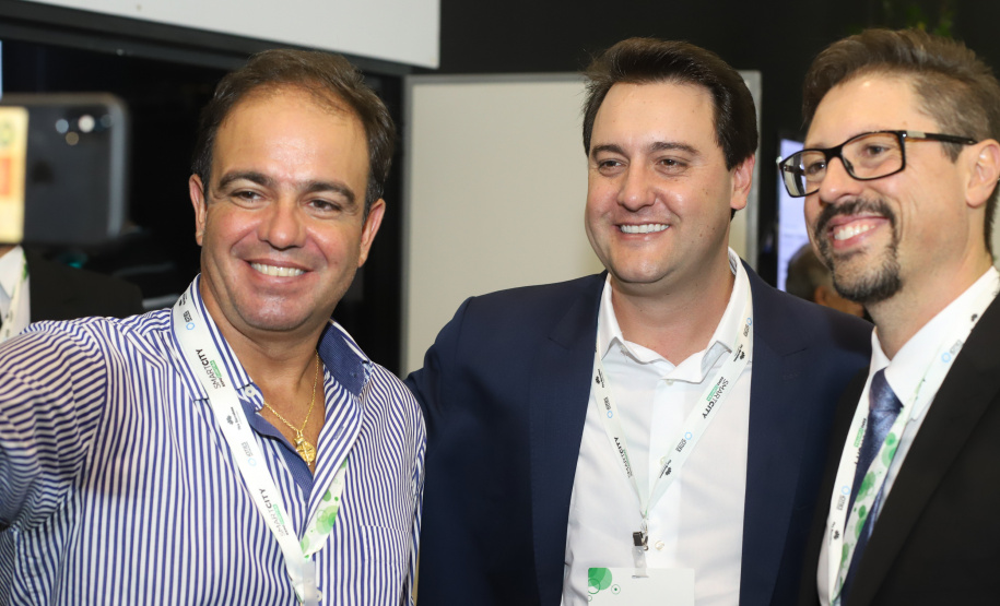 O governador Carlos Massa Ratinho Junior assinou nesta quinta-feira (21), durante o evento internacional Smart City Expo Curitiba, um projeto de lei propondo zerar a alíquota de IPVA de veículos elétricos, que hoje é de 3,5%. Ele também vai apresentar uma proposta de convênio ao Conselho Nacional de Política Fazendária (Confaz) para que o Estado também possa isentar o ICMS para a aquisição desses veículos. - Curitiba, 21/03/2019 - Foto: Rodrigo Félix Leal/ANPr