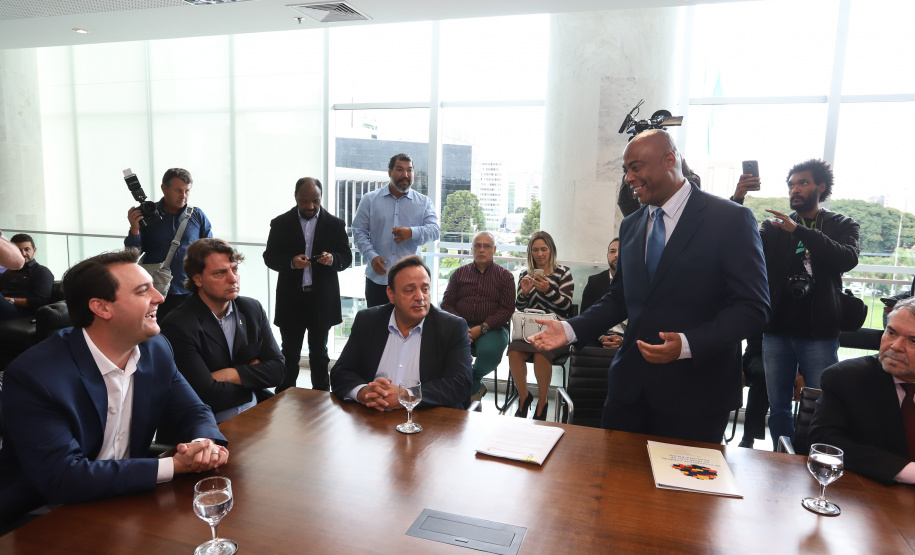 Governador Carlos Massa Ratinho Junior sanciona a lei que institui o Dia Estadual de Luta pela Eliminação da Discriminação Racial. A Lei define que a data será celebrada anualmente em 21 de março. - Curitiba, 21/03/2019 - Foto: Rodrigo Félix Leal/ANPr