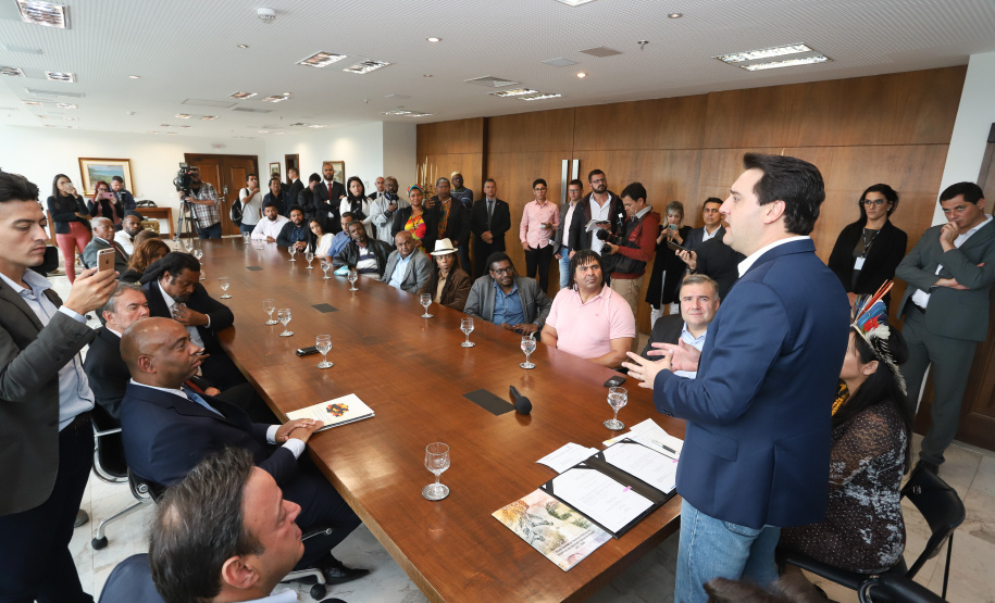 Governador Carlos Massa Ratinho Junior sanciona a lei que institui o Dia Estadual de Luta pela Eliminação da Discriminação Racial. A Lei define que a data será celebrada anualmente em 21 de março. - Curitiba, 21/03/2019 - Foto: Rodrigo Félix Leal/ANPr