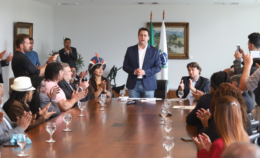 Governador Carlos Massa Ratinho Junior sanciona a lei que institui o Dia Estadual de Luta pela Eliminação da Discriminação Racial. A Lei define que a data será celebrada anualmente em 21 de março. - Curitiba, 21/03/2019 - Foto: Rodrigo Félix Leal/ANPr