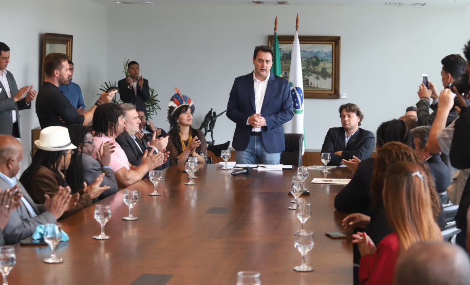Governador Carlos Massa Ratinho Junior sanciona a lei que institui o Dia Estadual de Luta pela Eliminação da Discriminação Racial. A Lei define que a data será celebrada anualmente em 21 de março. - Curitiba, 21/03/2019 - Foto: Rodrigo Félix Leal/ANPr
