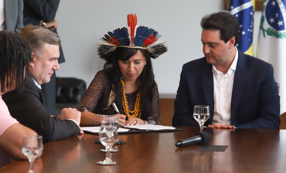Governador Carlos Massa Ratinho Junior sanciona a lei que institui o Dia Estadual de Luta pela Eliminação da Discriminação Racial. A Lei define que a data será celebrada anualmente em 21 de março. - Curitiba, 21/03/2019 - Foto: Rodrigo Félix Leal/ANPr