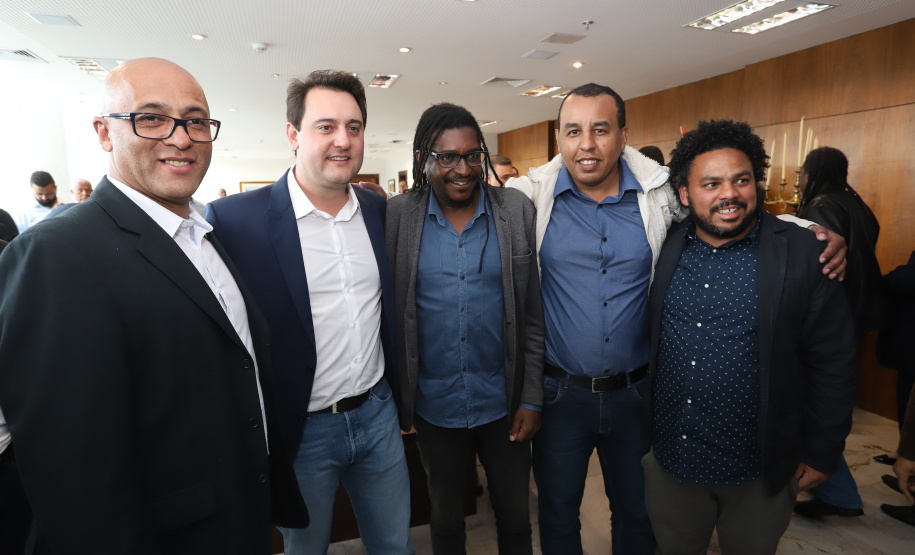 Governador Carlos Massa Ratinho Junior sanciona a lei que institui o Dia Estadual de Luta pela Eliminação da Discriminação Racial. A Lei define que a data será celebrada anualmente em 21 de março. - Curitiba, 21/03/2019 - Foto: Rodrigo Félix Leal/ANPr