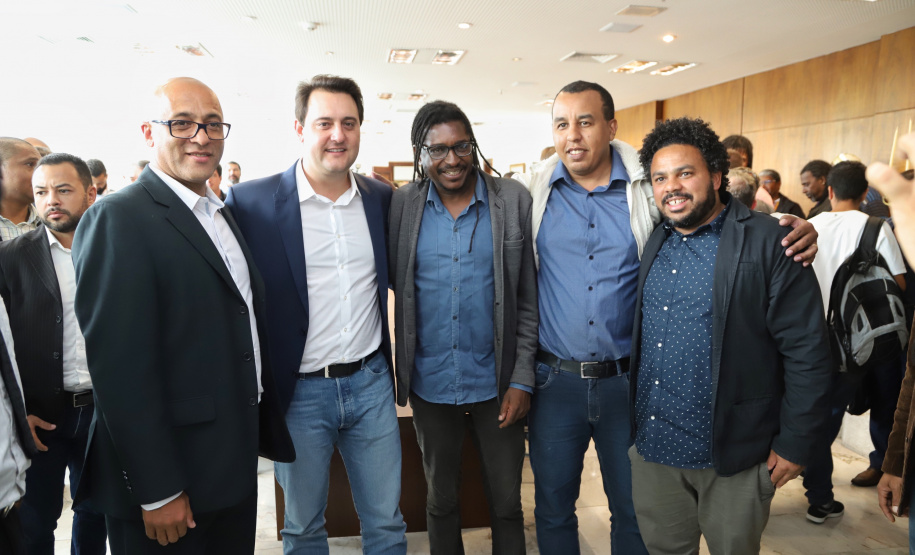 O governador Carlos Massa Ratinho Massa sanciona a lei que institui o Dia Estadual de Luta pela Eliminação da Discriminação Racial. Foto: José Fernando Ogura/ANPr