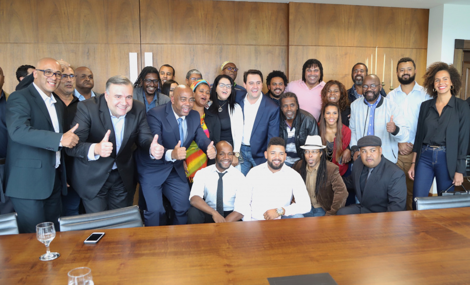 O governador Carlos Massa Ratinho Massa sanciona a lei que institui o Dia Estadual de Luta pela Eliminação da Discriminação Racial. Foto: José Fernando Ogura/ANPr