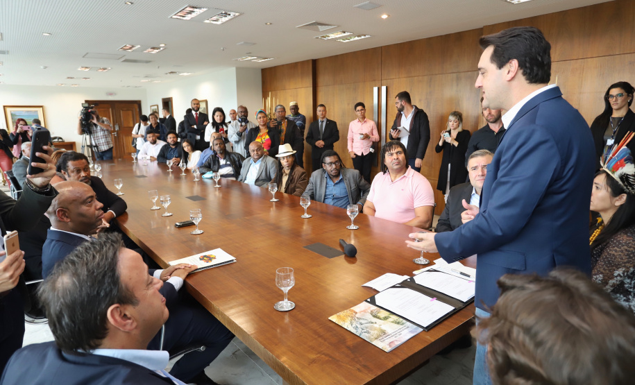 O governador Carlos Massa Ratinho Massa sanciona a lei que institui o Dia Estadual de Luta pela Eliminação da Discriminação Racial. Foto: José Fernando Ogura/ANPr