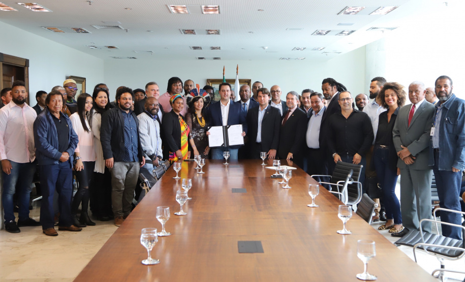 O governador Carlos Massa Ratinho Massa sanciona a lei que institui o Dia Estadual de Luta pela Eliminação da Discriminação Racial. Foto: José Fernando Ogura/ANPr