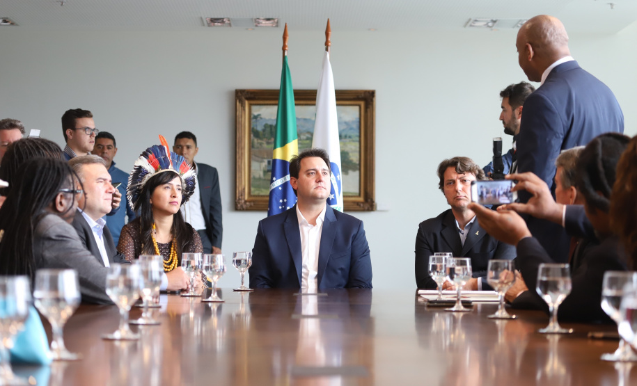 O governador Carlos Massa Ratinho Massa sanciona a lei que institui o Dia Estadual de Luta pela Eliminação da Discriminação Racial. Foto: José Fernando Ogura/ANPr