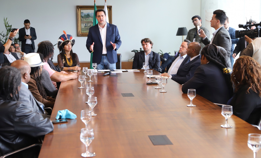 O governador Carlos Massa Ratinho Massa sanciona a lei que institui o Dia Estadual de Luta pela Eliminação da Discriminação Racial. Foto: José Fernando Ogura/ANPr