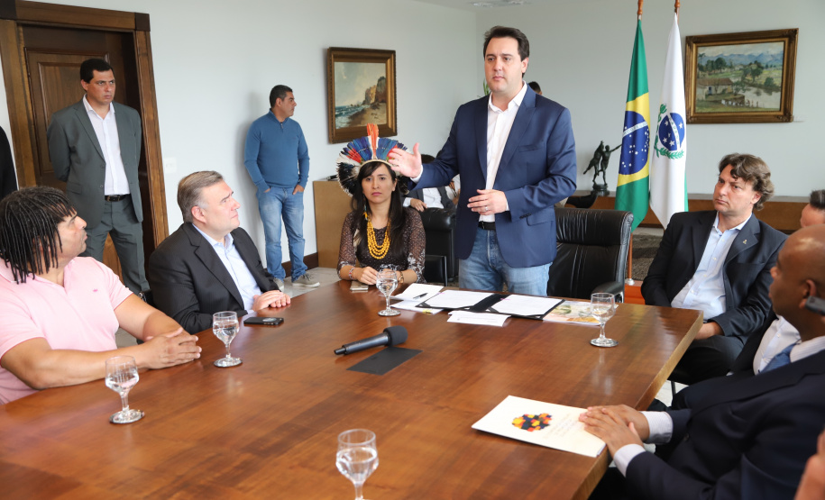 O governador Carlos Massa Ratinho Massa sanciona a lei que institui o Dia Estadual de Luta pela Eliminação da Discriminação Racial. Foto: José Fernando Ogura/ANPr