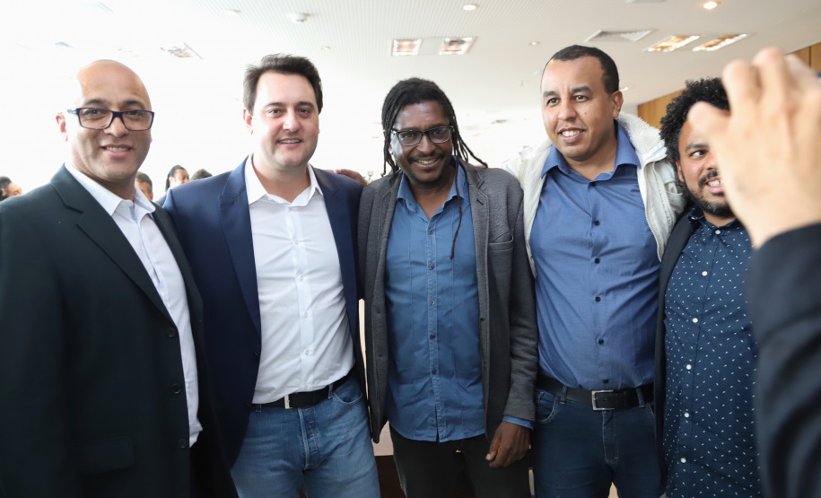 O governador Carlos Massa Ratinho Massa sanciona a lei que institui o Dia Estadual de Luta pela Eliminação da Discriminação Racial. Foto: José Fernando Ogura/ANPr