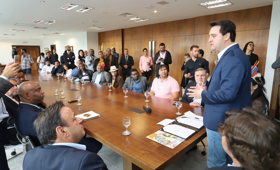 O governador Carlos Massa Ratinho Massa sanciona a lei que institui o Dia Estadual de Luta pela Eliminação da Discriminação Racial. Foto: José Fernando Ogura/ANPr