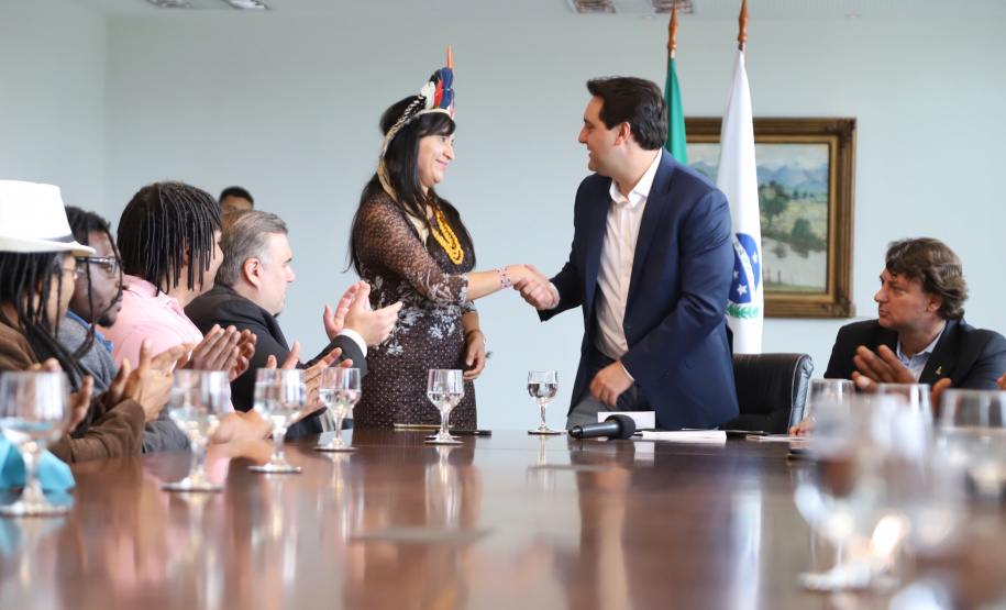 O governador Carlos Massa Ratinho Massa sanciona a lei que institui o Dia Estadual de Luta pela Eliminação da Discriminação Racial. Foto: José Fernando Ogura/ANPr