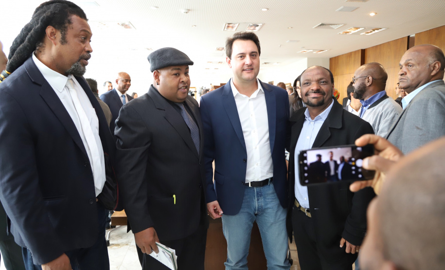 O governador Carlos Massa Ratinho Massa sanciona a lei que institui o Dia Estadual de Luta pela Eliminação da Discriminação Racial. Foto: José Fernando Ogura/ANPr