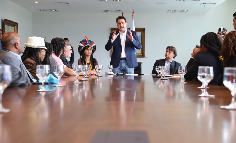 O governador Carlos Massa Ratinho Massa sanciona a lei que institui o Dia Estadual de Luta pela Eliminação da Discriminação Racial. Foto: José Fernando Ogura/ANPr