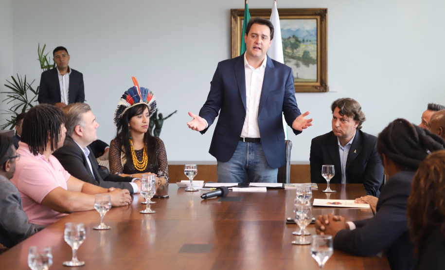 O governador Carlos Massa Ratinho Massa sanciona a lei que institui o Dia Estadual de Luta pela Eliminação da Discriminação Racial. Foto: José Fernando Ogura/ANPr