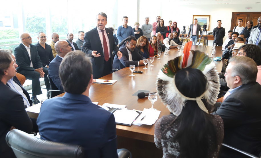 O governador Carlos Massa Ratinho Massa sanciona a lei que institui o Dia Estadual de Luta pela Eliminação da Discriminação Racial. Foto: José Fernando Ogura/ANPr