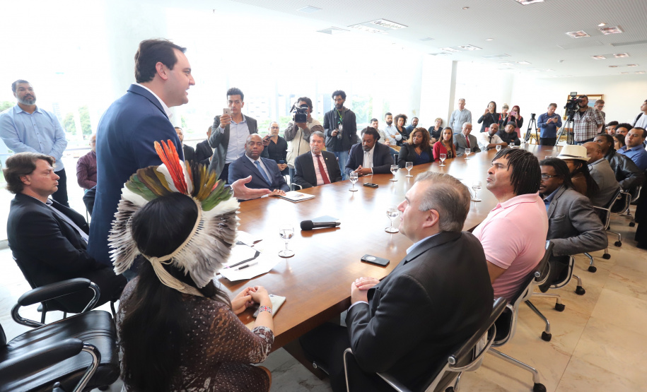 O governador Carlos Massa Ratinho Massa sanciona a lei que institui o Dia Estadual de Luta pela Eliminação da Discriminação Racial. Foto: José Fernando Ogura/ANPr