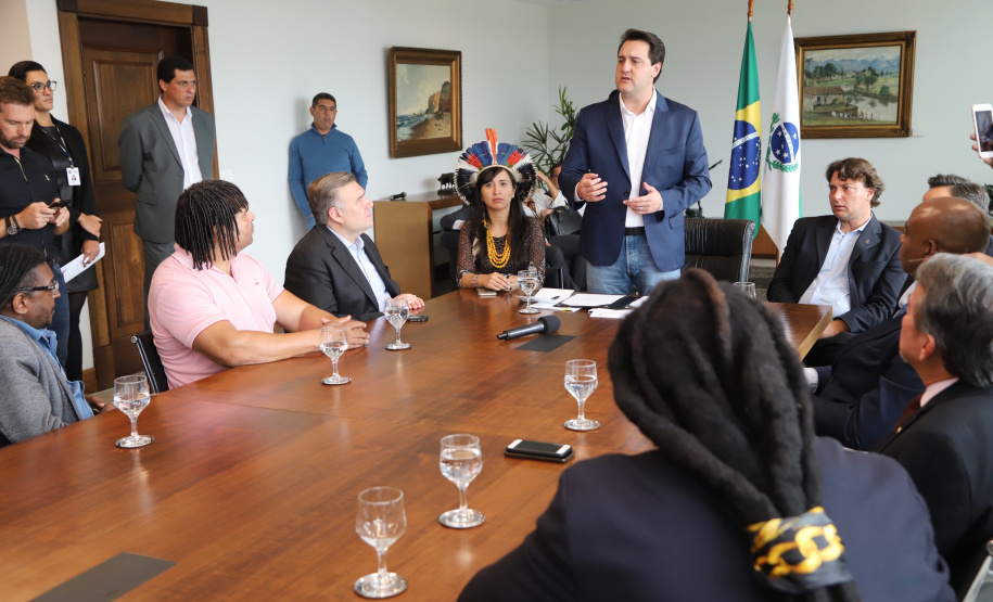 O governador Carlos Massa Ratinho Massa sanciona a lei que institui o Dia Estadual de Luta pela Eliminação da Discriminação Racial. Foto: José Fernando Ogura/ANPr